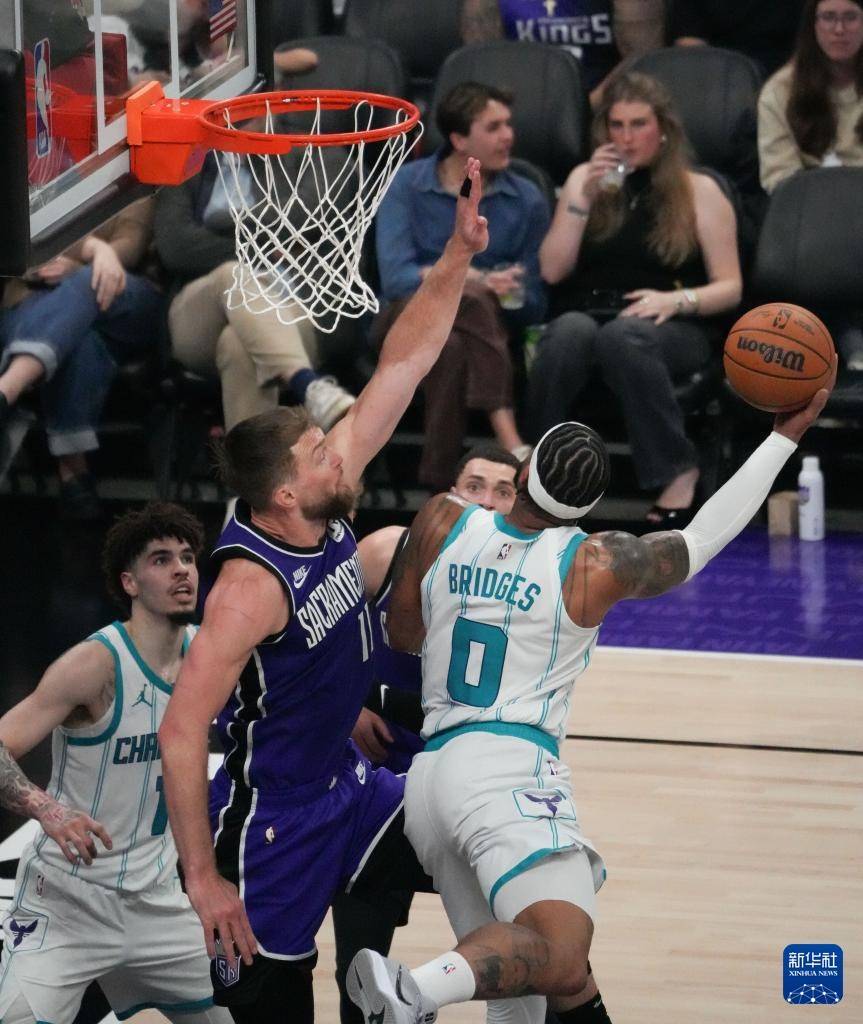 西蒙斯绝杀时刻，冲击季后赛点燃赛场，黄蜂迎来胜利！