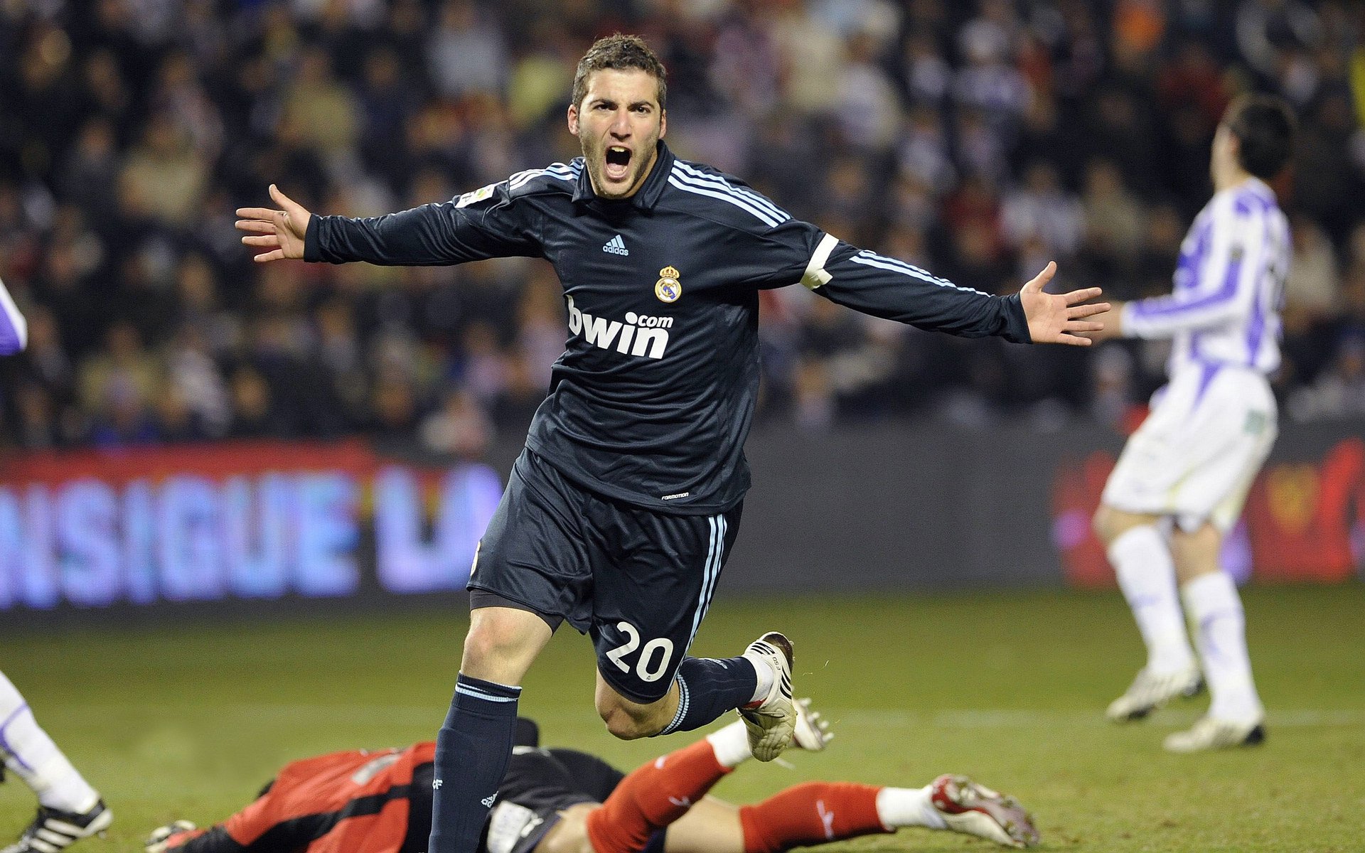 反败为胜首场状态出色，曼联观众沸腾！，姆巴佩重返赛场赢得满堂喝彩