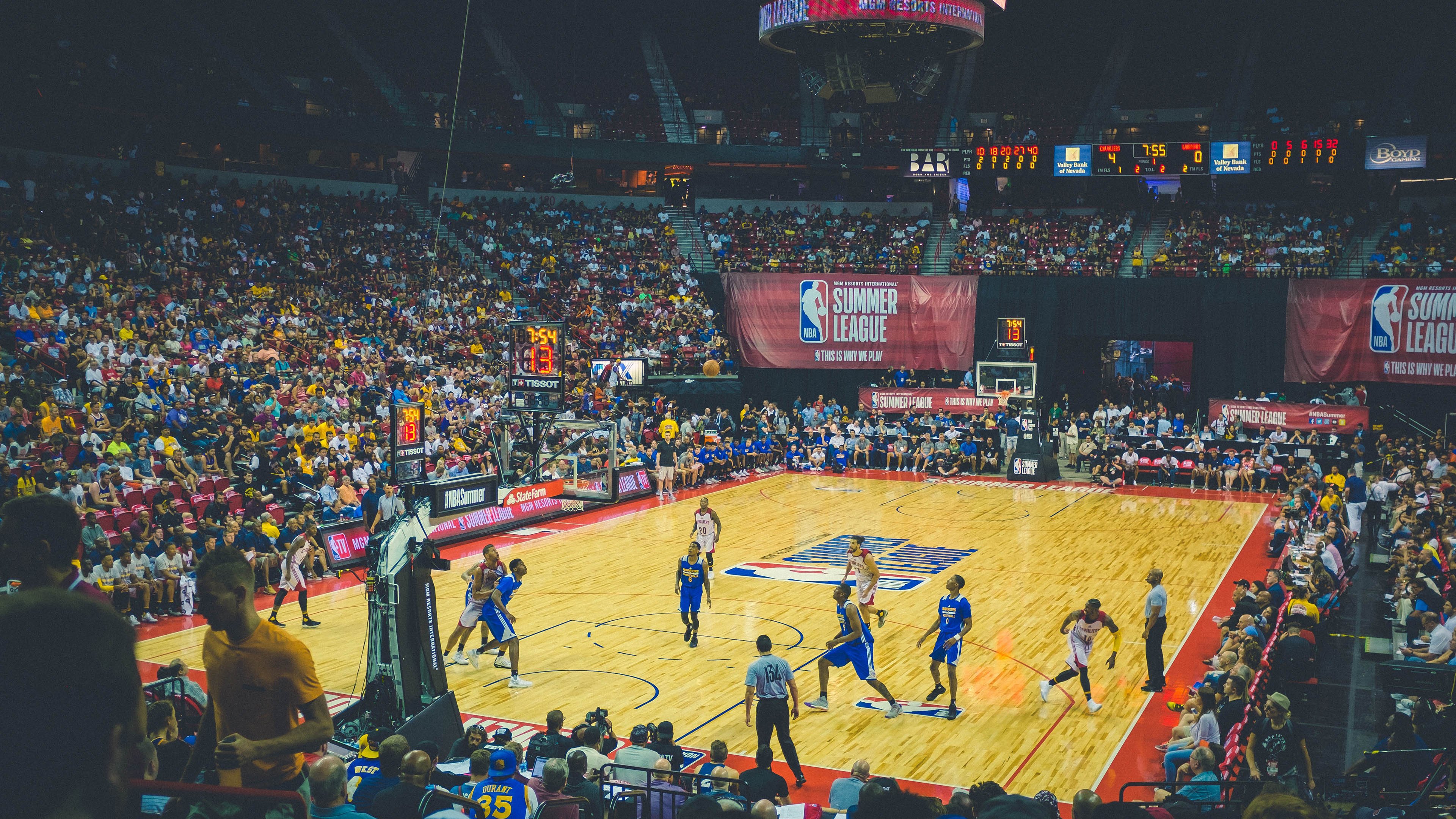 阿森纳不断突破！东契奇连续三场比赛得分超过锐不可当，赛场气氛高涨